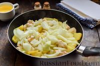 Фото приготовления рецепта: Жареная картошка с курицей и луком - шаг №8