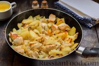 Фото приготовления рецепта: Жареная картошка с курицей и луком - шаг №9