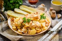 Фото приготовления рецепта: Жареная картошка с курицей и луком - шаг №10
