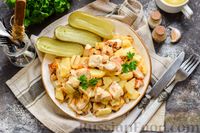 Фото приготовления рецепта: Жареная картошка с курицей и луком - шаг №11