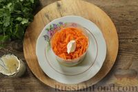Фото приготовления рецепта: Слоёный салат с колбасой, картофелем, морковью, солёными огурцами и грибами - шаг №5