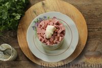 Фото приготовления рецепта: Слоёный салат с колбасой, картофелем, морковью, солёными огурцами и грибами - шаг №7