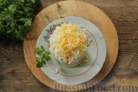 Фото приготовления рецепта: Слоёный салат с колбасой, картофелем, морковью, солёными огурцами и грибами - шаг №8