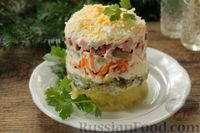 Фото приготовления рецепта: Слоёный салат с колбасой, картофелем, морковью, солёными огурцами и грибами - шаг №9