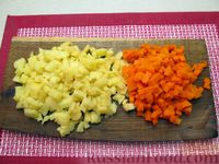 Фото приготовления рецепта: Винегрет с селёдкой, солёными огурцами и зелёным горошком - шаг №9