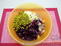 Фото приготовления рецепта: Винегрет с селёдкой, солёными огурцами и зелёным горошком - шаг №13