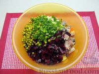 Фото приготовления рецепта: Винегрет с селёдкой, солёными огурцами и зелёным горошком - шаг №14