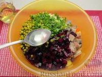 Фото приготовления рецепта: Винегрет с селёдкой, солёными огурцами и зелёным горошком - шаг №15