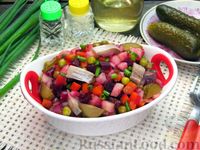 Фото приготовления рецепта: Винегрет с селёдкой, солёными огурцами и зелёным горошком - шаг №18
