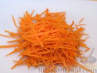 Фото приготовления рецепта: Салат из моркови с колбасой, грецкими орехами и сухариками - шаг №2