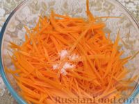 Фото приготовления рецепта: Салат из моркови с колбасой, грецкими орехами и сухариками - шаг №3