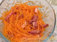 Фото приготовления рецепта: Салат из моркови с колбасой, грецкими орехами и сухариками - шаг №5