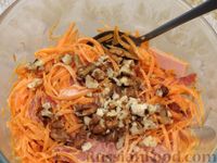 Фото приготовления рецепта: Салат из моркови с колбасой, грецкими орехами и сухариками - шаг №10