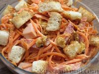 Фото приготовления рецепта: Салат из моркови с колбасой, грецкими орехами и сухариками - шаг №11