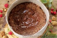 Фото приготовления рецепта: Шоколадный торт с печеньем и орехами (без выпечки) - шаг №18