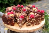 Фото приготовления рецепта: Шоколадный торт с печеньем и орехами (без выпечки) - шаг №21