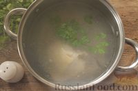 Фото приготовления рецепта: Суп с консервированной фасолью, маринованными грибами, курицей и капустой - шаг №3