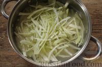 Фото приготовления рецепта: Суп с консервированной фасолью, маринованными грибами, курицей и капустой - шаг №7