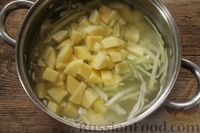 Фото приготовления рецепта: Суп с консервированной фасолью, маринованными грибами, курицей и капустой - шаг №8