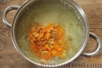 Фото приготовления рецепта: Суп с консервированной фасолью, маринованными грибами, курицей и капустой - шаг №10