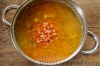 Фото приготовления рецепта: Суп с консервированной фасолью, маринованными грибами, курицей и капустой - шаг №11