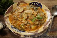 Фото приготовления рецепта: Суп с консервированной фасолью, маринованными грибами, курицей и капустой - шаг №13