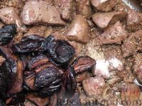 Фото приготовления рецепта: Говяжья печень, тушенная с черносливом и красным вином - шаг №6