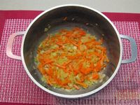Фото приготовления рецепта: Сырный суп с куриными сердечками, булгуром и  консервированным горошком - шаг №4