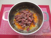 Фото приготовления рецепта: Сырный суп с куриными сердечками, булгуром и  консервированным горошком - шаг №5