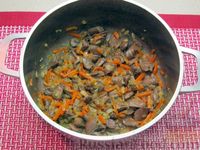 Фото приготовления рецепта: Сырный суп с куриными сердечками, булгуром и  консервированным горошком - шаг №6