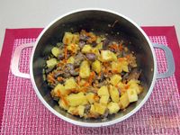 Фото приготовления рецепта: Сырный суп с куриными сердечками, булгуром и  консервированным горошком - шаг №9