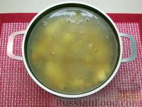 Фото приготовления рецепта: Сырный суп с куриными сердечками, булгуром и  консервированным горошком - шаг №10