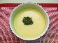Фото приготовления рецепта: Сырный суп с куриными сердечками, булгуром и  консервированным горошком - шаг №13