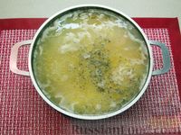 Фото приготовления рецепта: Сырный суп с куриными сердечками, булгуром и  консервированным горошком - шаг №14