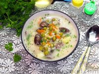 Фото приготовления рецепта: Сырный суп с куриными сердечками, булгуром и  консервированным горошком - шаг №18