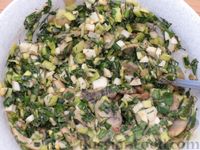Фото приготовления рецепта: Заливной пирог на кефире, с варёными яйцами, грибами и луком - шаг №9