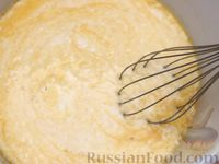 Фото приготовления рецепта: Заливной пирог на кефире, с варёными яйцами, грибами и луком - шаг №11