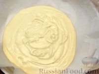 Фото приготовления рецепта: Заливной пирог на кефире, с варёными яйцами, грибами и луком - шаг №14