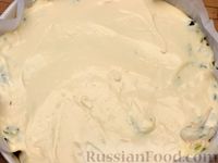 Фото приготовления рецепта: Заливной пирог на кефире, с варёными яйцами, грибами и луком - шаг №16