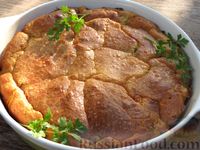 Фото приготовления рецепта: Заливной пирог на кефире, с варёными яйцами, грибами и луком - шаг №18