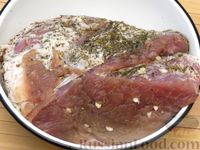 Фото приготовления рецепта: Свиной окорок, запечённый с чесноком и пряными травами (в фольге) - шаг №5