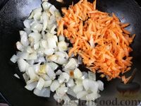 Фото приготовления рецепта: Борщ со свининой, консервированной фасолью и сметаной - шаг №4