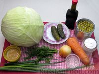 Фото приготовления рецепта: Салат с капустой, морковью, маринованными огурцами и зелёным горошком - шаг №1