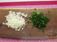 Фото приготовления рецепта: Салат с капустой, морковью, маринованными огурцами и зелёным горошком - шаг №3