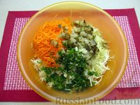 Фото приготовления рецепта: Салат с капустой, морковью, маринованными огурцами и зелёным горошком - шаг №6
