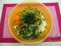 Фото приготовления рецепта: Салат с капустой, морковью, маринованными огурцами и зелёным горошком - шаг №8