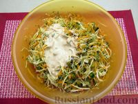 Фото приготовления рецепта: Салат с капустой, морковью, маринованными огурцами и зелёным горошком - шаг №11