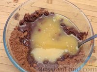 Фото приготовления рецепта: Шоколадный торт со сливочным сыром (без выпечки) - шаг №6