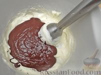 Фото приготовления рецепта: Шоколадный торт со сливочным сыром (без выпечки) - шаг №11