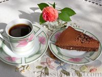Фото приготовления рецепта: Шоколадный торт со сливочным сыром (без выпечки) - шаг №19